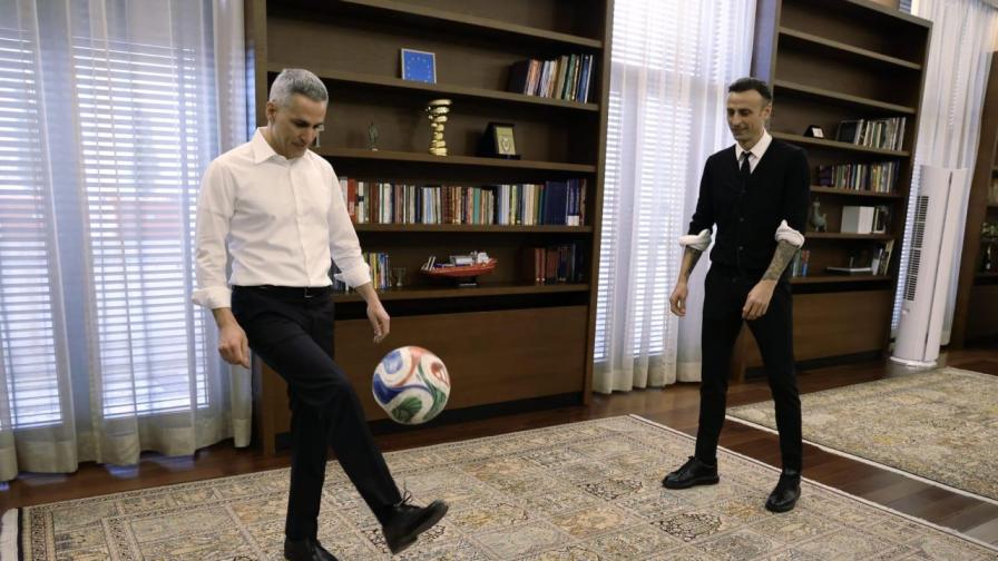 Футбол и политика: Гюров назначи Бербатов за...