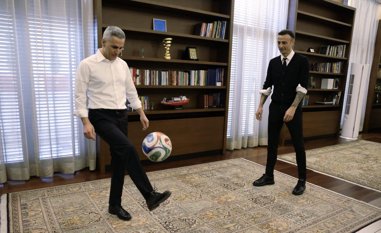 <p>Служебният премиер Андрей Гюров назначи Димитър Бербатов за свой съветник</p>