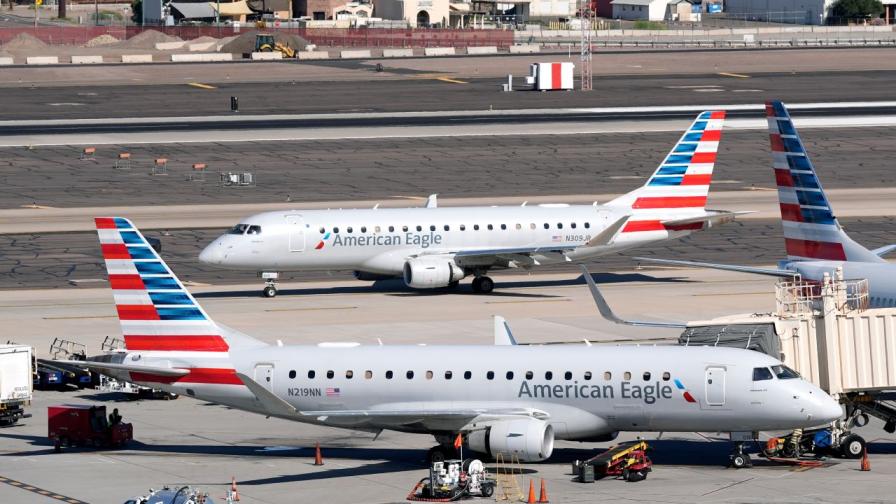 <p>Самолет кацна в Маями с дупка от куршум на крилото</p>