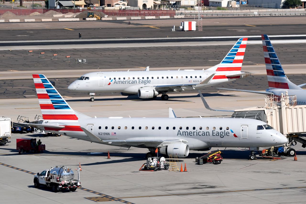 Самолет на "Америкън Еърлайнс" кацна в Маями с дупка от куршум на крилото