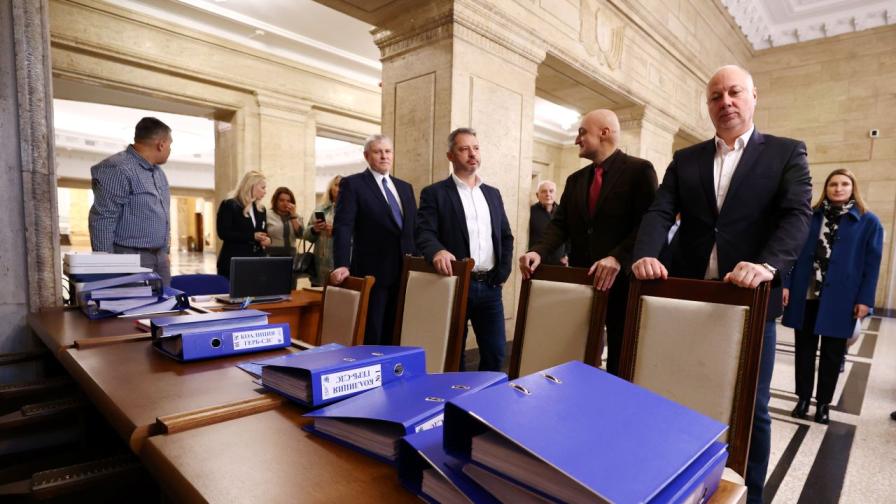 "Със самочувствие и спокойствие": ГЕРБ-СДС регистрира коалицията си за предстоящите избори