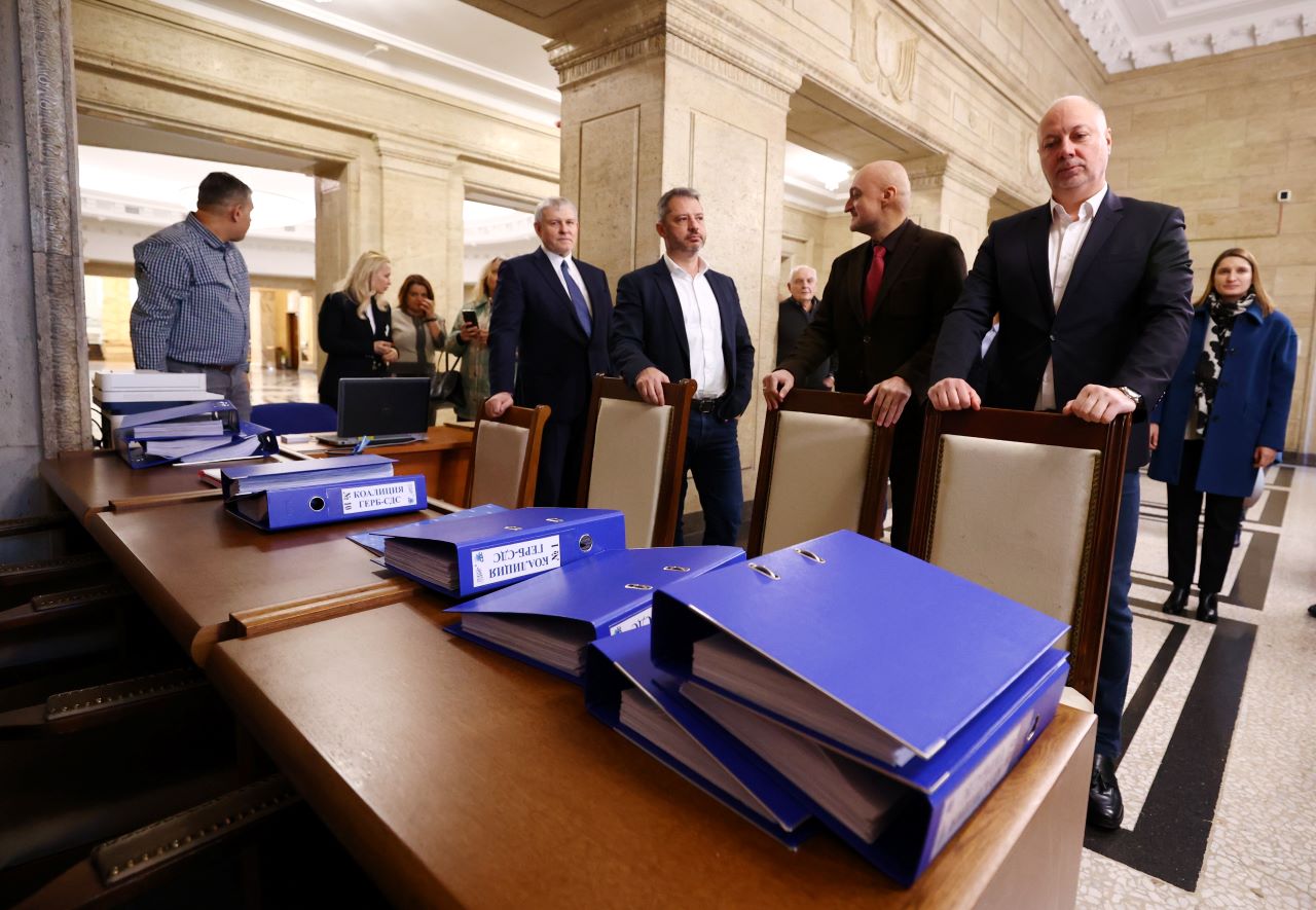 "Със самочувствие и спокойствие": ГЕРБ-СДС регистрира коалицията си за предстоящите избори