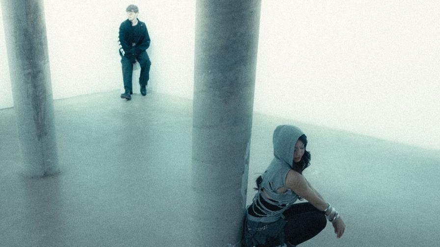 Интензивен, пулсиращ и безкомпромисен: Benjiiiiiiiiiiiiii и Eva Lea с новия хит "Low"