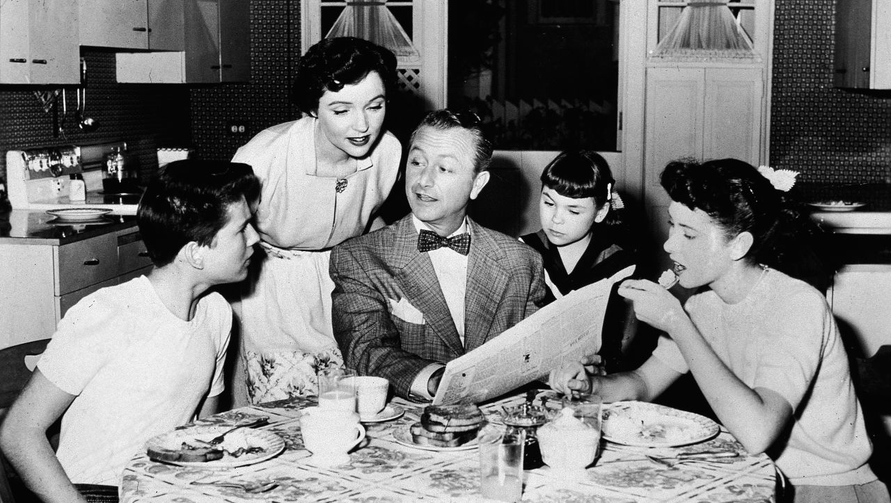 Почина Лорън Чейпън, чийто живот бе разпънат между холивудската слава и истинския ад