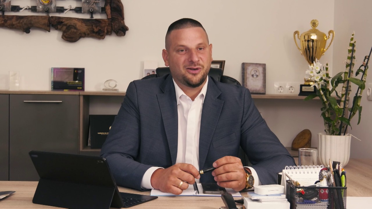 Прикритието на „аватара“ е застрашено в „Шеф под прикритие“