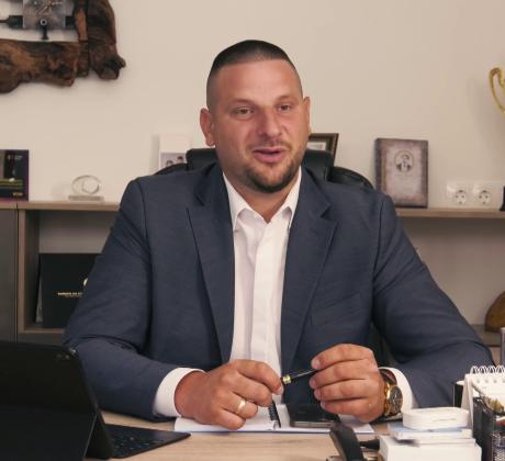 Екстремни ситуации и емоционални моменти очакват служителите на компания в