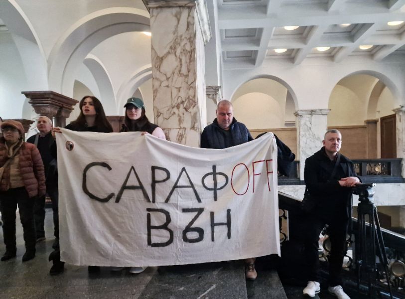 Граждани щурмуват кабинета на и.ф. главен прокурор.