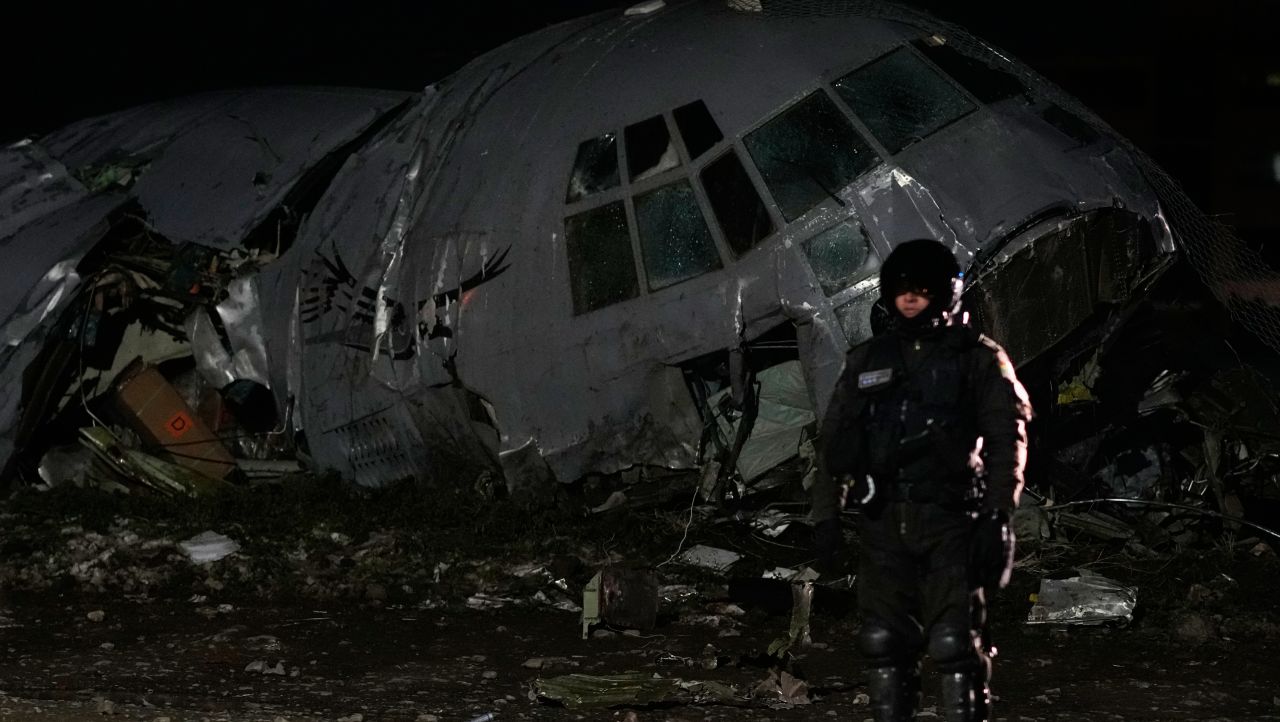 Трагедия в Боливия: Военен самолет с банкноти се разби, поне 20 души загинаха