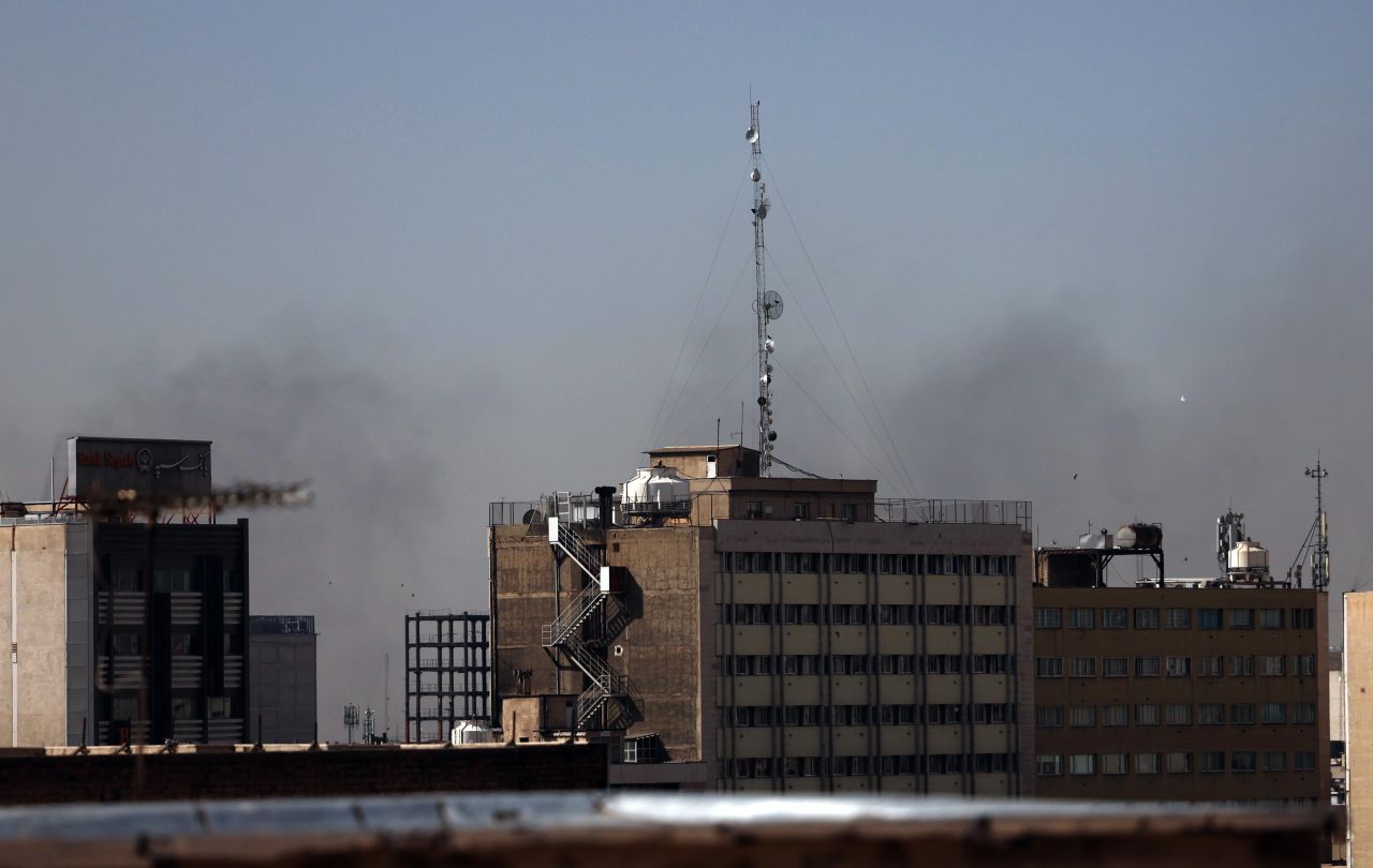 <p>Стълбове дим се издигат над Техеран след мощни експлозии в иранската столица тази събота, 28 февруари 2026 г. Доналд Тръмп потвърди началото на мащабна военна кампания на САЩ и Израел с цел пълно заличаване на ракетната индустрия на режима.</p>