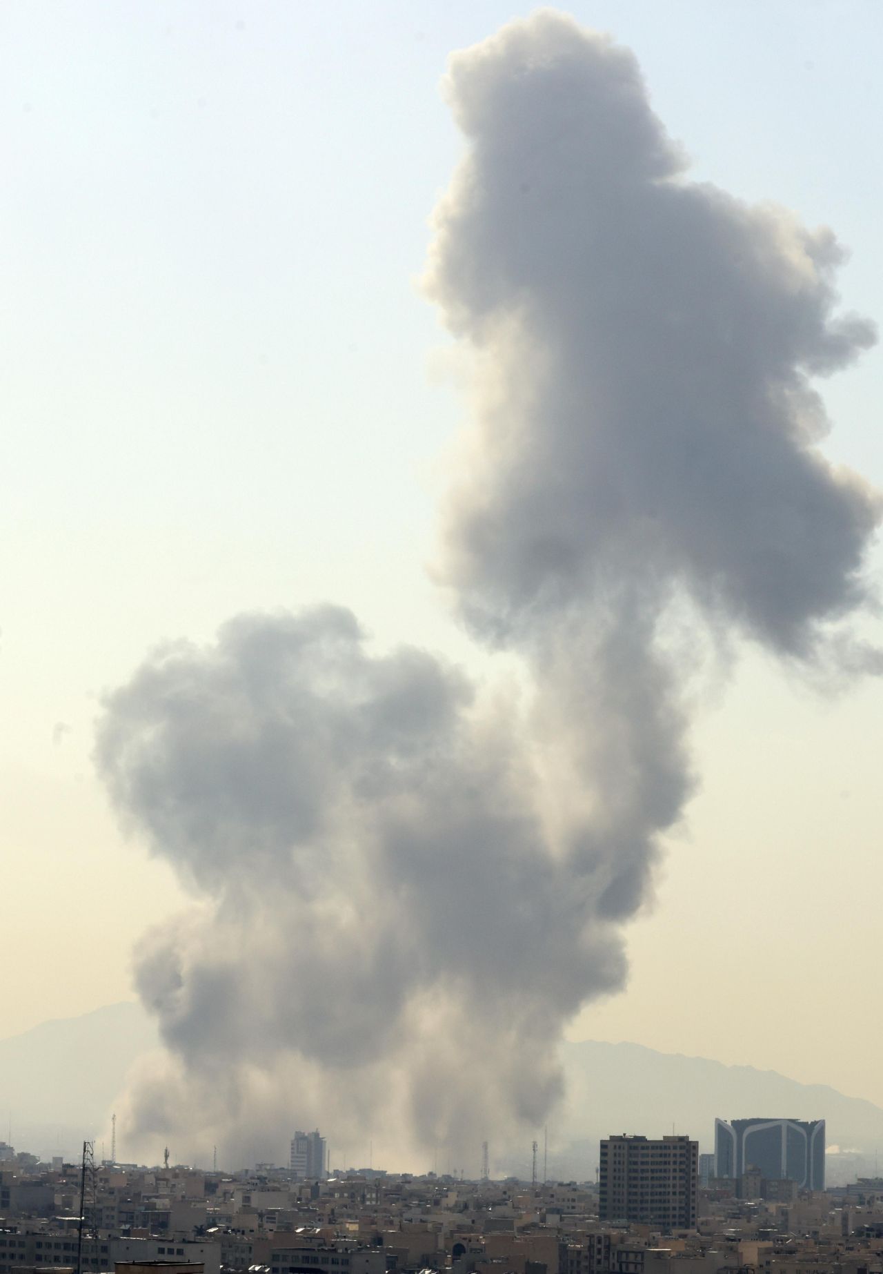 <p>Стълбове дим се издигат над Техеран след мощни експлозии в иранската столица тази събота, 28 февруари 2026 г. Доналд Тръмп потвърди началото на мащабна военна кампания на САЩ и Израел с цел пълно заличаване на ракетната индустрия на режима.</p>