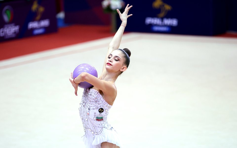 Алекса Рашева се класира за финалите на обръч и на топка в Тарту