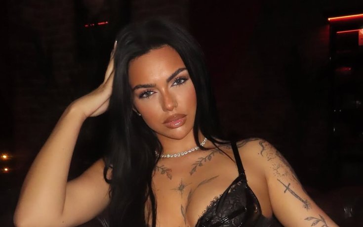 Спипаха английска звезда с еротичен модел