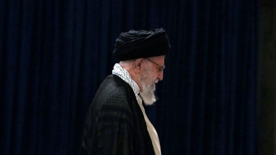 Ирански медии: Съпругата на Али Хаменей е жива