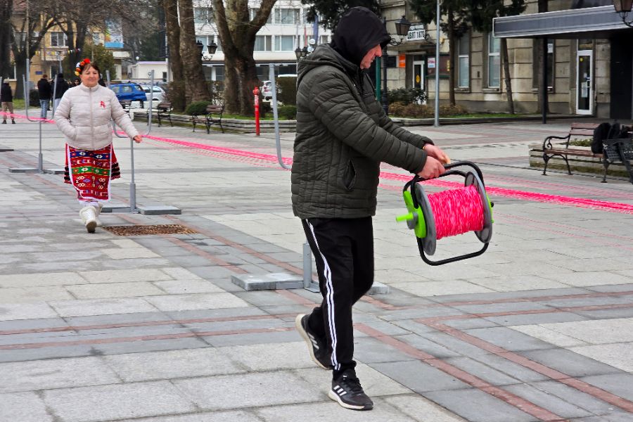 <p>Община Видин се стреми към рекорд на Гинес с изработването на 50-километрова мартеница, като водеща роля в инициативата имат читалищата на територията на общината. Това каза Ралица Славчева от Регионален център &bdquo;Читалища&ldquo; във Видин.</p>