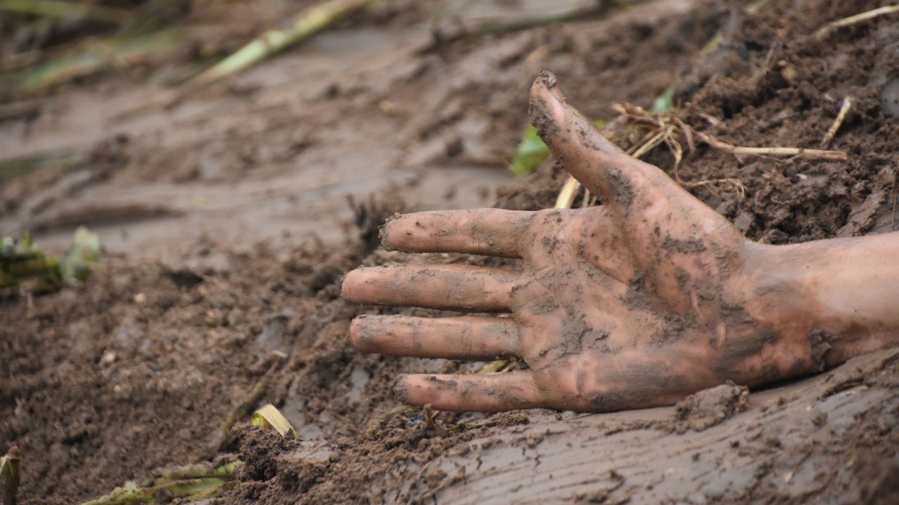 Истинско чудо: Откриха мъж, затънал до раменете в кал 10 дни след изчезването му