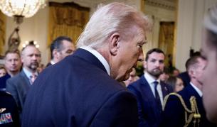 Странен обрив се забелязва по врата на американския президент Доналд Тръмп