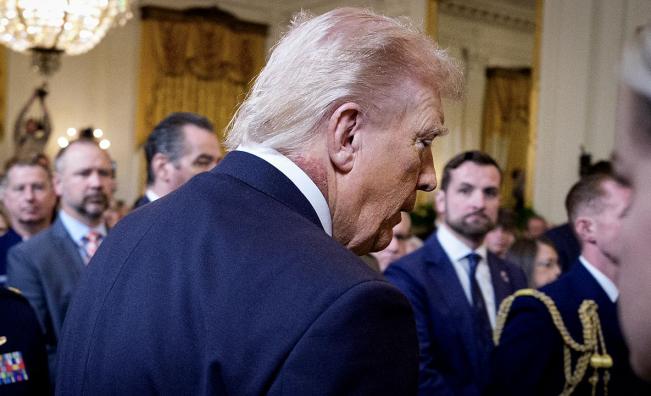 <p>Какво е това? Странен обрив по врата на Тръмп разтревожи САЩ&nbsp;</p>