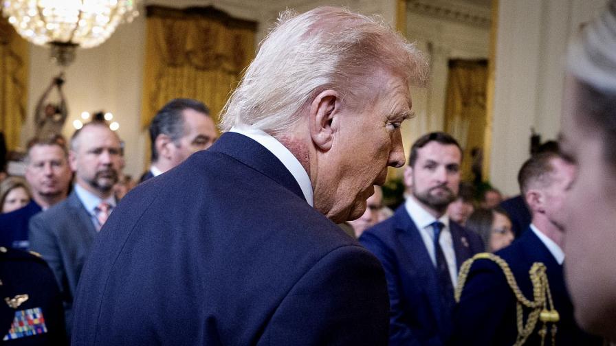 Странен обрив се забелязва по врата на американския президент Доналд Тръмп