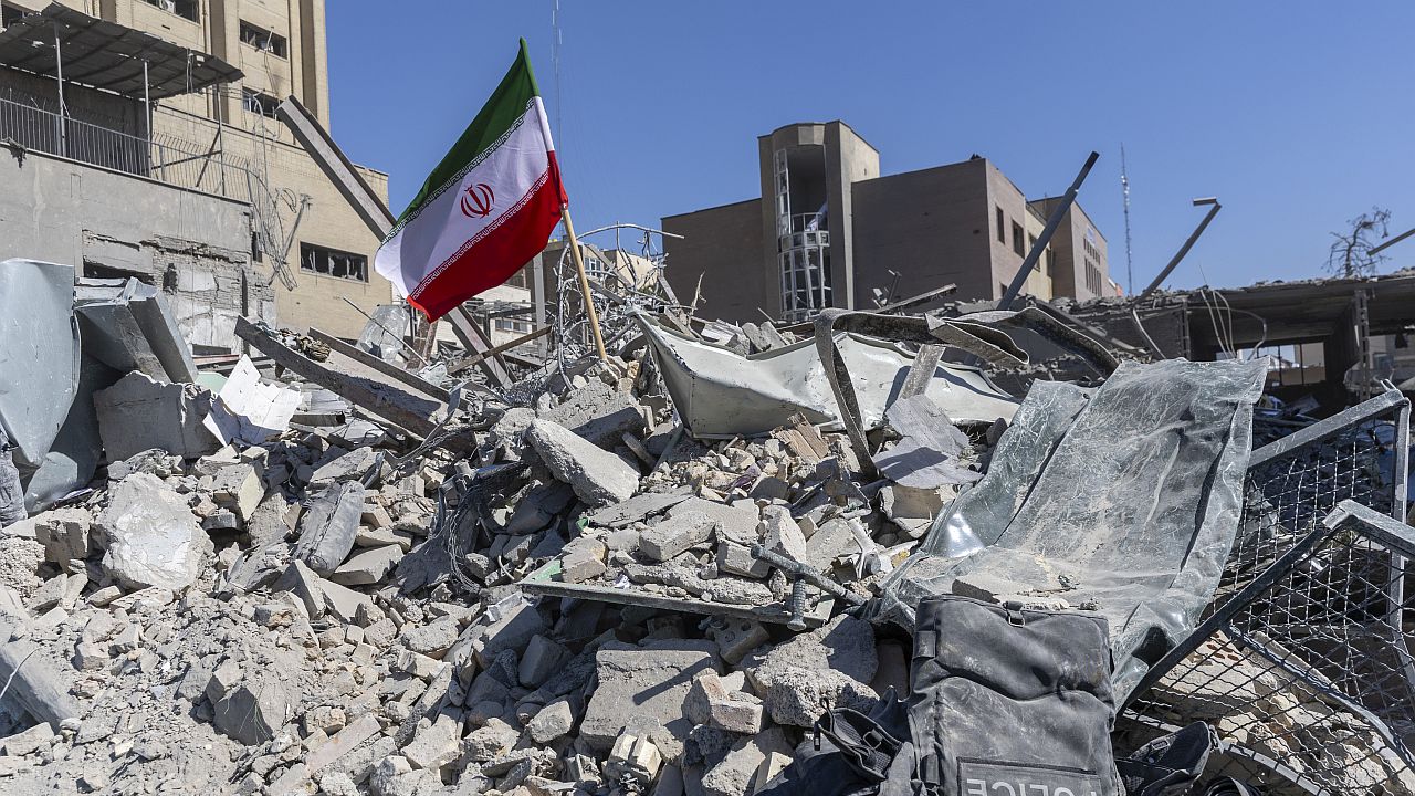 „Навсякъде има дим и кръв“: Войната в Иран ескалира, пазарите се сринаха