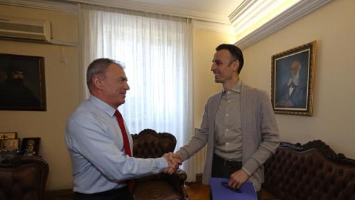 <p>Бербатов и министър Игнатов обсъдиха: Физкултурните салони в училищата да са отворени след часовете</p>