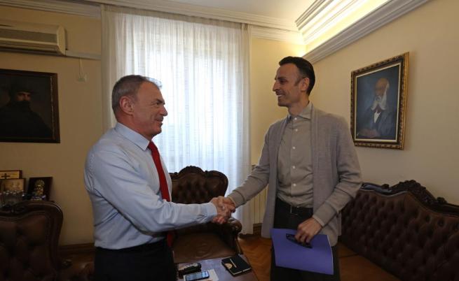 Димитър Бербатов и министър Игнатов обсъдиха: Физкултурните салони в училищата да са отворени след учебните часове