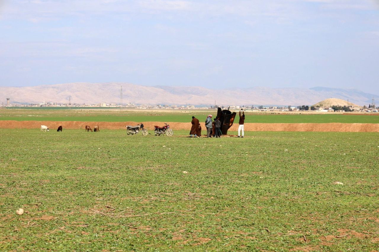 <p>Хора стоят до иранска ракета, паднала в село Казалжо в покрайнините на град Камишли, Сирия. Иран предприе ответни атаки в целия регион след съвместна военна операция на Израел и САЩ, която започна в ранните часове на 28 февруари 2026 г. и порази множество цели на територията на Иран.</p>