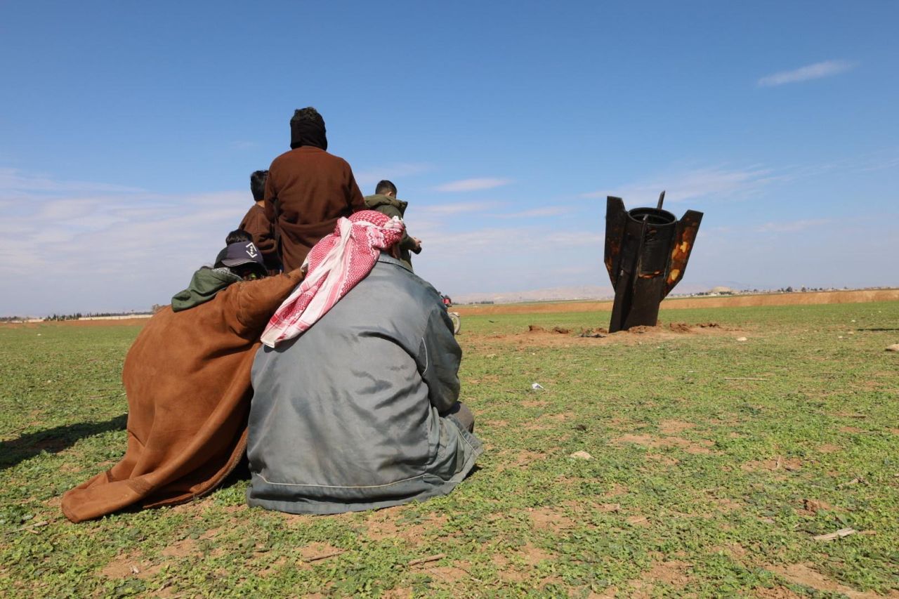 <p>Хора стоят до иранска ракета, паднала в село Казалжо в покрайнините на град Камишли, Сирия. Иран предприе ответни атаки в целия регион след съвместна военна операция на Израел и САЩ, която започна в ранните часове на 28 февруари 2026 г. и порази множество цели на територията на Иран.</p>