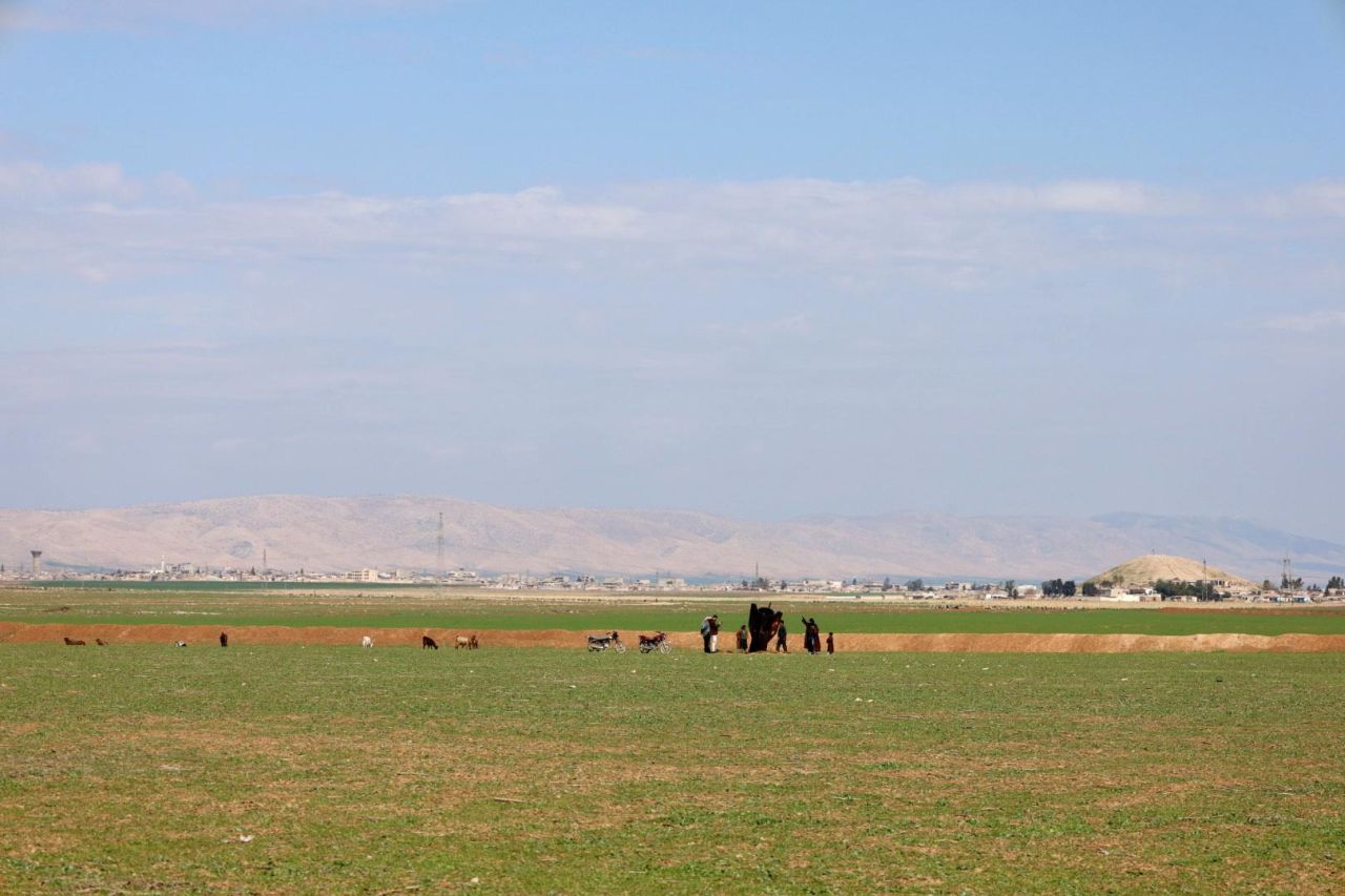 <p>Хора стоят до иранска ракета, паднала в село Казалжо в покрайнините на град Камишли, Сирия. Иран предприе ответни атаки в целия регион след съвместна военна операция на Израел и САЩ, която започна в ранните часове на 28 февруари 2026 г. и порази множество цели на територията на Иран.</p>