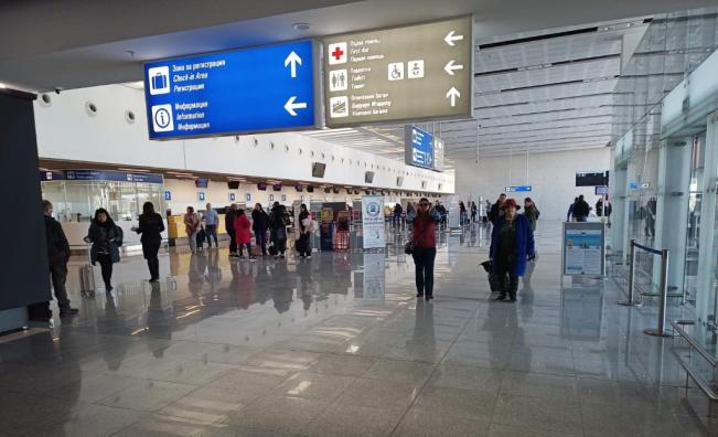 Кацна първият самолет с евакуирани българи от Дубай