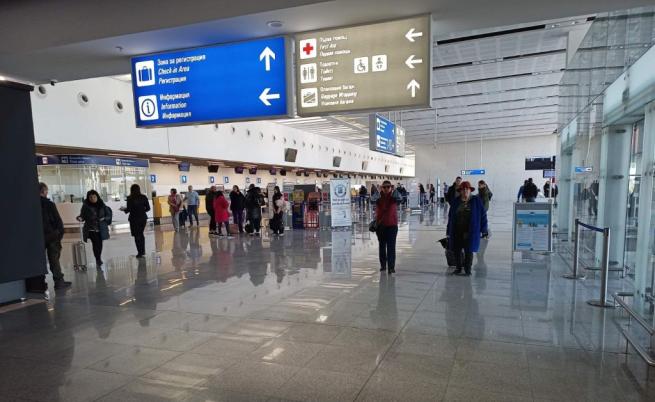 Кацна първият самолет с евакуирани българи от Дубай