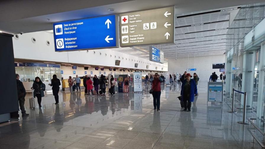 Кацна първият самолет с евакуирани българи от Дубай