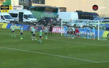 Куриоз във Варна! Непряк свободен удар на сантиметри от вратата не доведе до гол (видео)