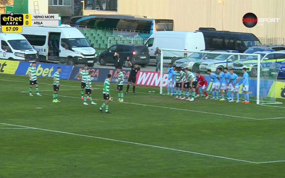 Куриоз във Варна! Непряк свободен удар на сантиметри от вратата не доведе до гол (видео)