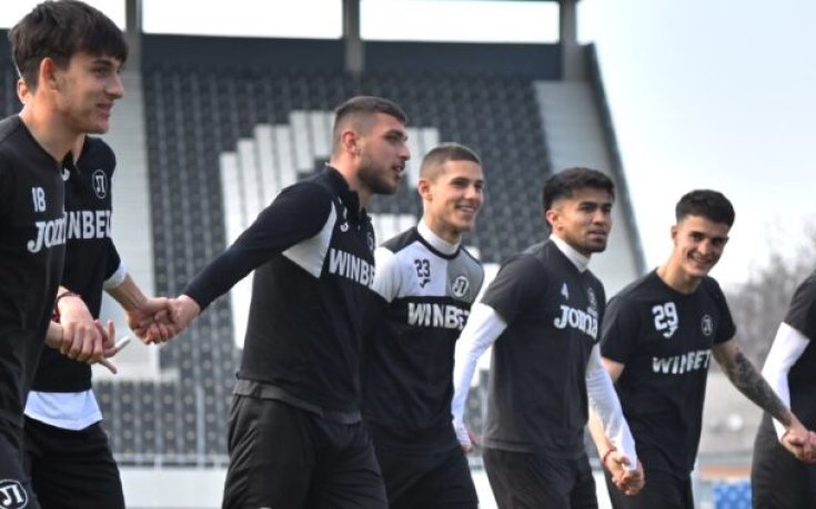 Локо Пд без шестима срещу ЦСКА 1948, Умарбаев се завръща