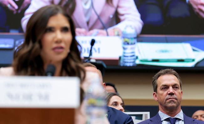 Скандал в Конгреса: Кристи Ноем разпитвана под клетва за „сексуални отношения с Кори Левандовски“