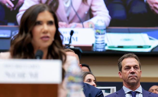 Скандал в Конгреса: Кристи Ноем разпитвана под клетва за „сексуални отношения с Кори Левандовски“