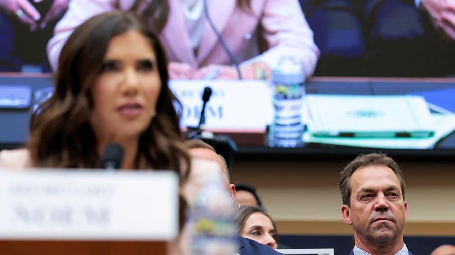 Скандал в Конгреса: Кристи Ноем разпитвана под клетва за „сексуални отношения с Кори Левандовски“