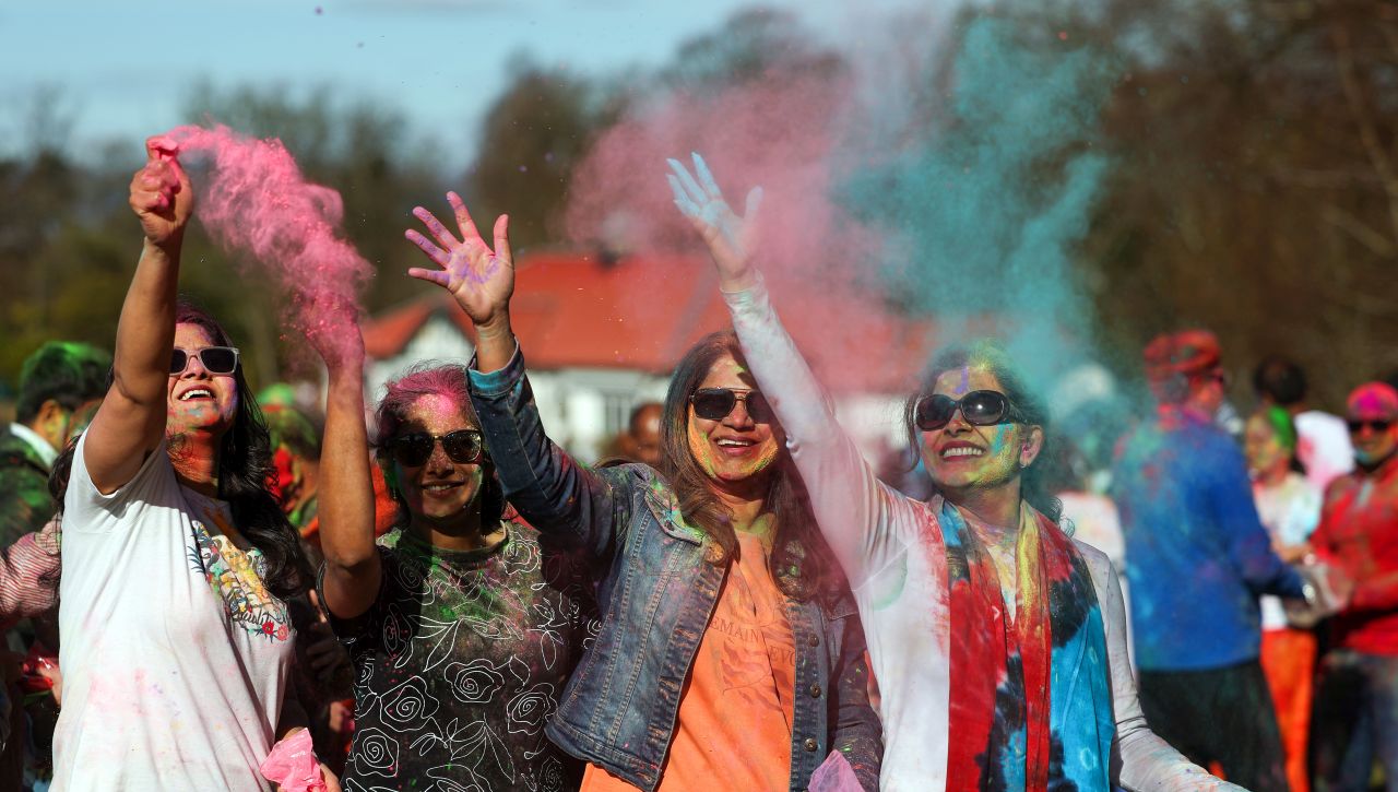 <p>Холи е тържество на духа, в което древните легенди и експлозията от цветове се сливат, за да ни напомнят, че прошката, новото начало и споделената радост нямат граници</p>