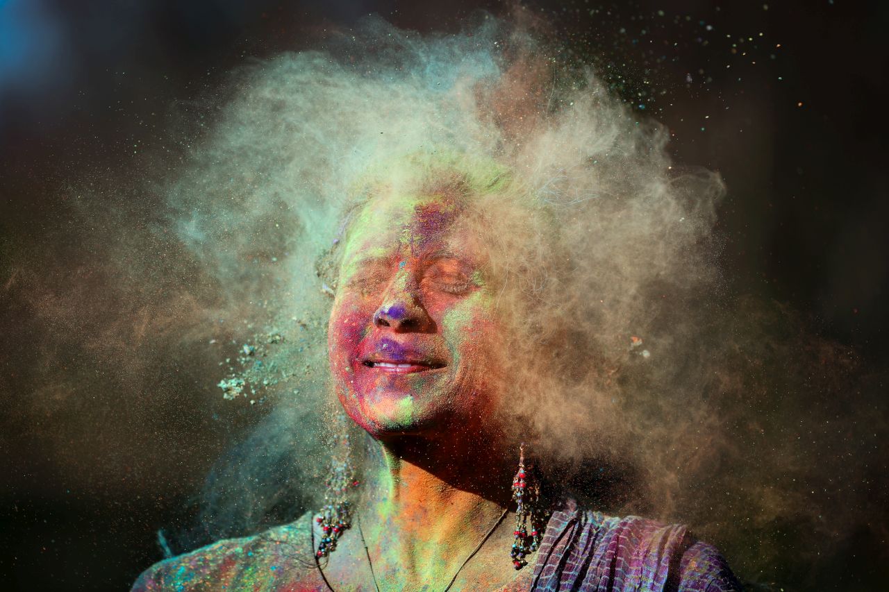 <p>Холи е тържество на духа, в което древните легенди и експлозията от цветове се сливат, за да ни напомнят, че прошката, новото начало и споделената радост нямат граници</p>