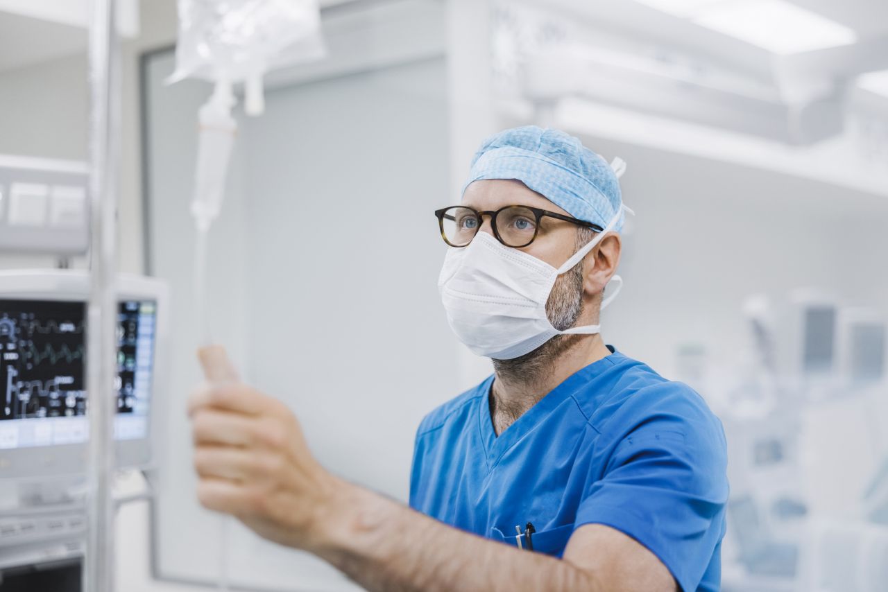 <p><strong>1. Анестезиолог</strong></p>

<p>Лидер в класацията за най-високоплатена професия е анестезиологът със зашеметяващия среден доход от 338 742 щатски долара годишно! Тези лекари са критично важни за всяка операция, като отговарят за прилагането на наркозата и стриктното следене на жизнените показатели и общото състояние на пациента по време на интервенция.</p>