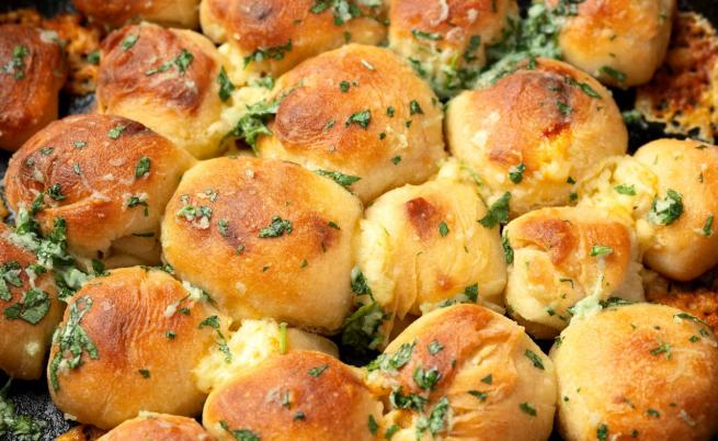 Чеснов хляб с моцарела: Рецептата, която ни изуми с аромат и вкус