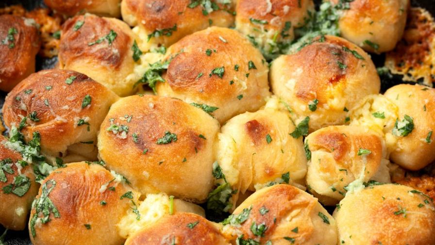 Чеснов хляб с моцарела: Рецептата, която ни изуми с аромат и вкус