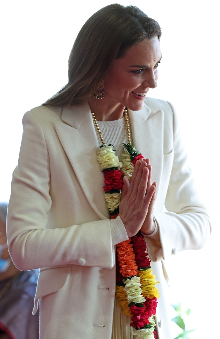 <p>Принцесата се срещна с хора, които тази седмица отбелязват Холи &ndash; индуисткия фестивал на цветовете, любовта и пролетта. Облечена в елегантно кремаво яке и съчетана с него рокля, Кейт бе посрещната с традиционен гирлянд от червени цветя. Докато приемаше украшението, тя благодари на домакините с усмивка и направи уважителен жест &bdquo;Намасте&ldquo; с ръце.</p>