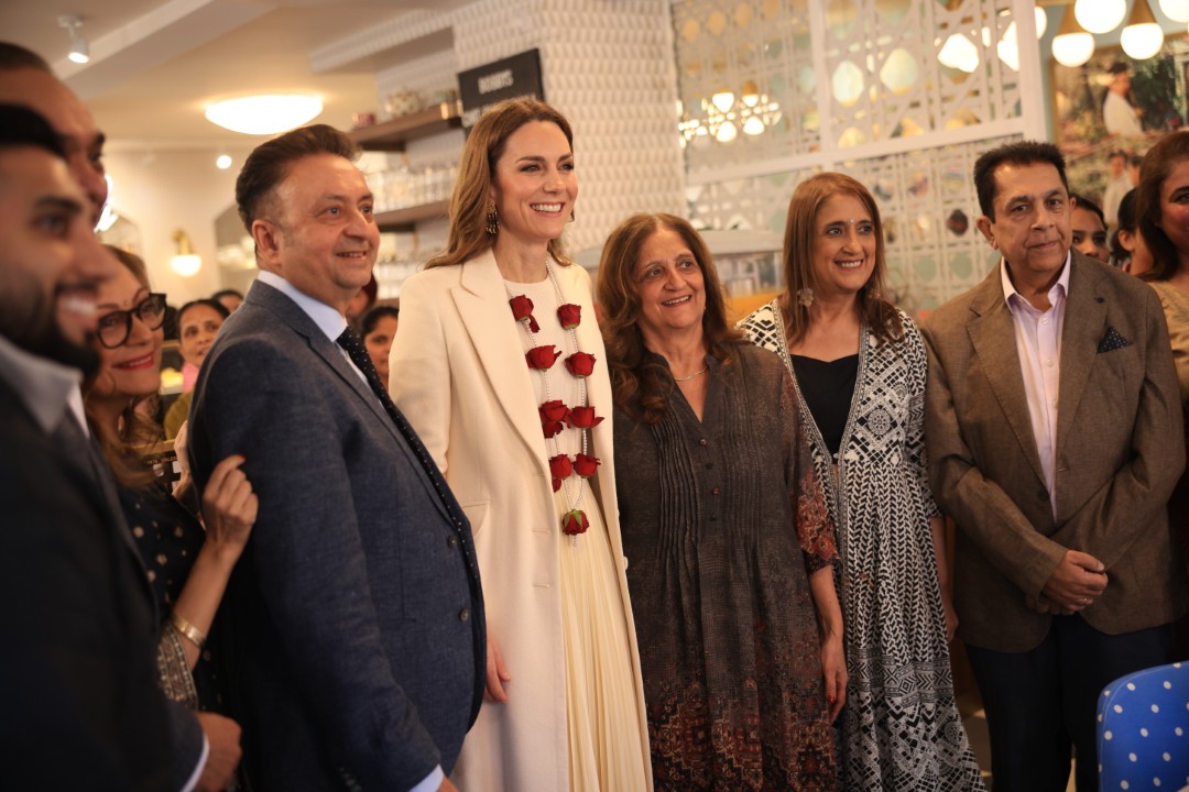 <p>Принцесата се срещна с хора, които тази седмица отбелязват Холи &ndash; индуисткия фестивал на цветовете, любовта и пролетта. Облечена в елегантно кремаво яке и съчетана с него рокля, Кейт бе посрещната с традиционен гирлянд от червени цветя. Докато приемаше украшението, тя благодари на домакините с усмивка и направи уважителен жест &bdquo;Намасте&ldquo; с ръце.</p>