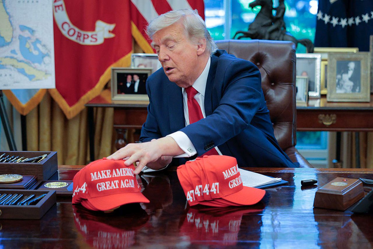 „Осем държави, осем шапки“: Новата корица на TIME за Тръмп взриви мрежата