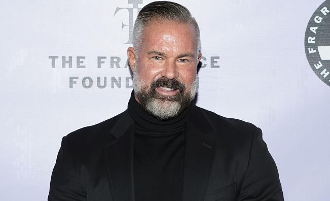 Шеф в козметичен гигант почина внезпно в ръцете на съпруга си