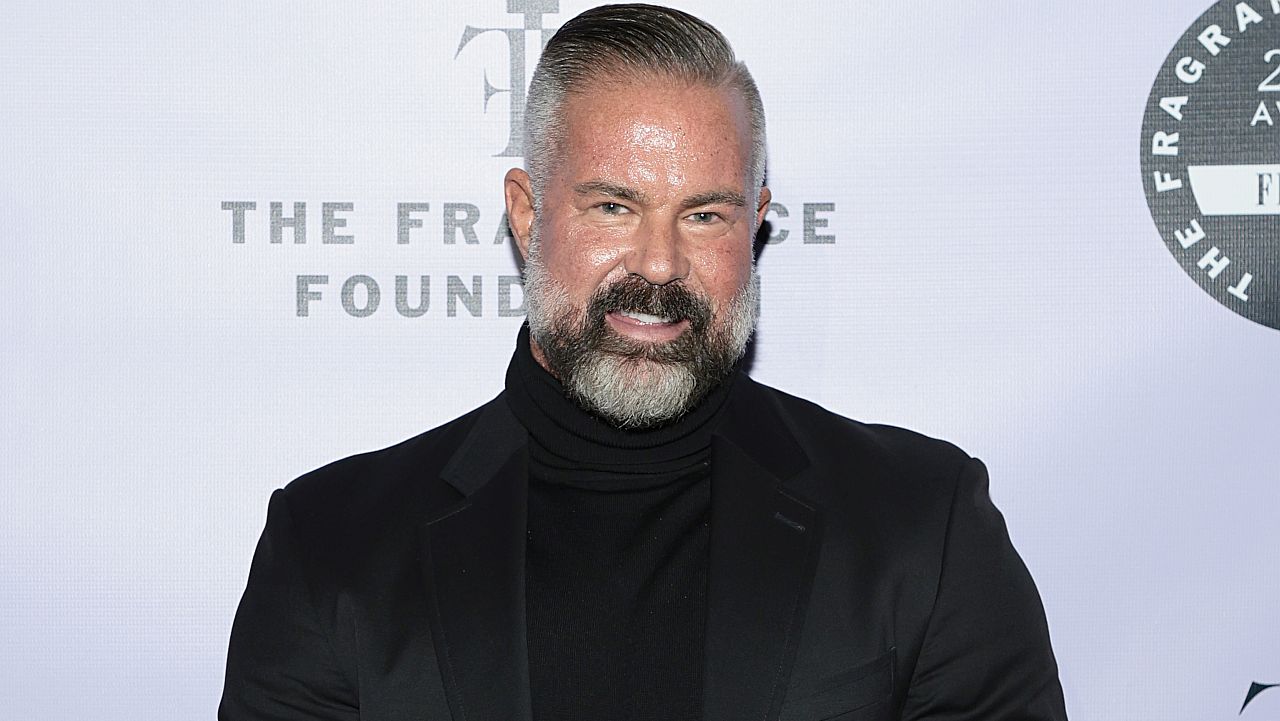 Шеф в козметичен гигант почина внезапно в ръцете на съпруга си