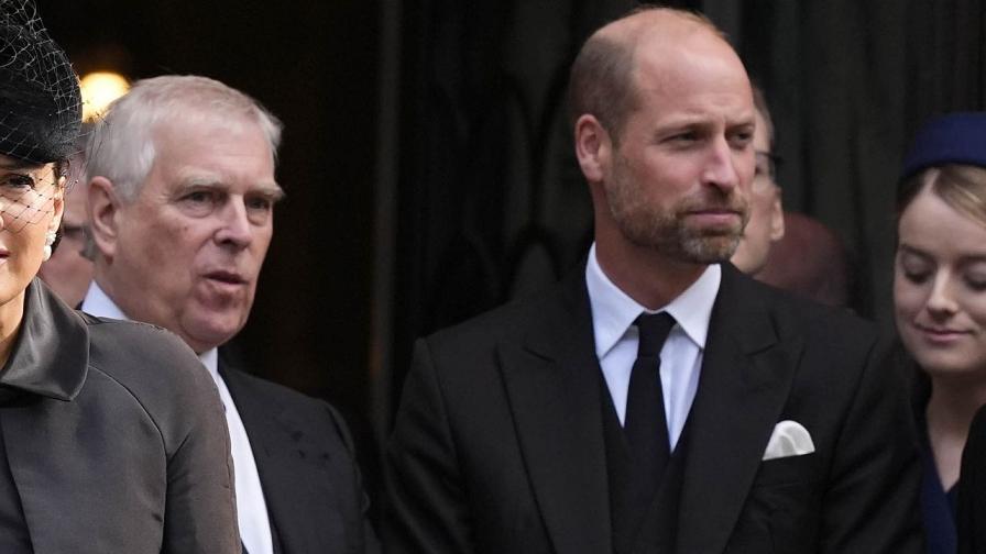 Бившият принц Андрю до принц Уилям на погребението на херцогинята на Кент