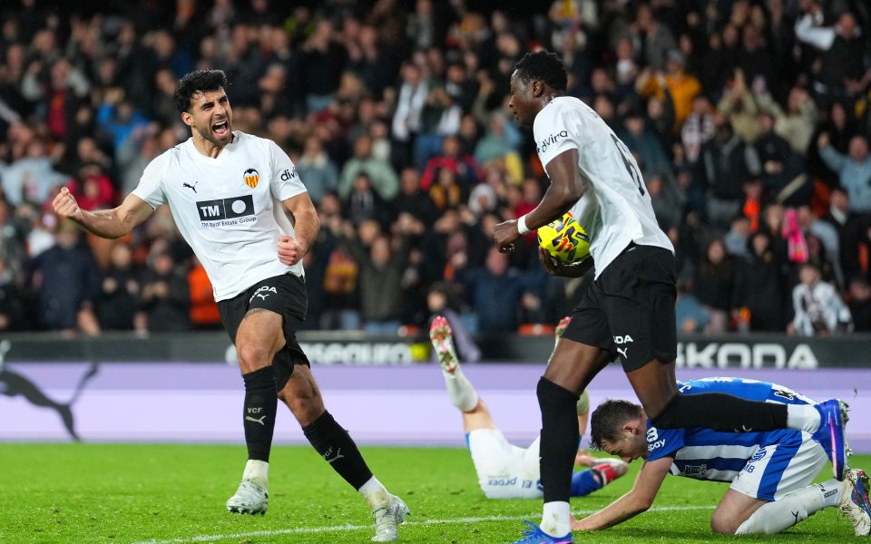 Валенсия ликува в огромна драма с дузпи, обрати и червени картони