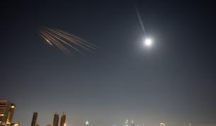 <p>Напрежение в Персийския залив: Първи жертви в Саудитска Арабия, ракетни удари и атаки с дронове в региона (ОБЗОР)</p>